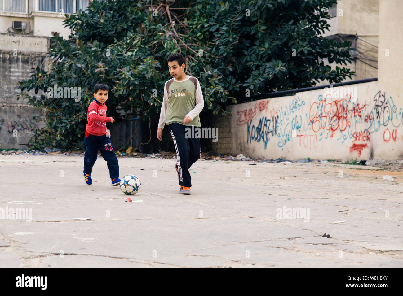 Jungen spielen Straßenfußball in Beirut. Stockfoto