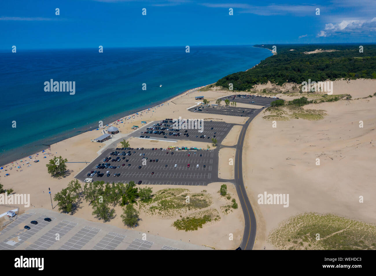 Sawyer, Michigan - die Parkplätze am Strand in Warren Dunes State Park am Lake Michigan. Der Park erhält etwa eine Million Besucher jedes Jahr zu Stockfoto