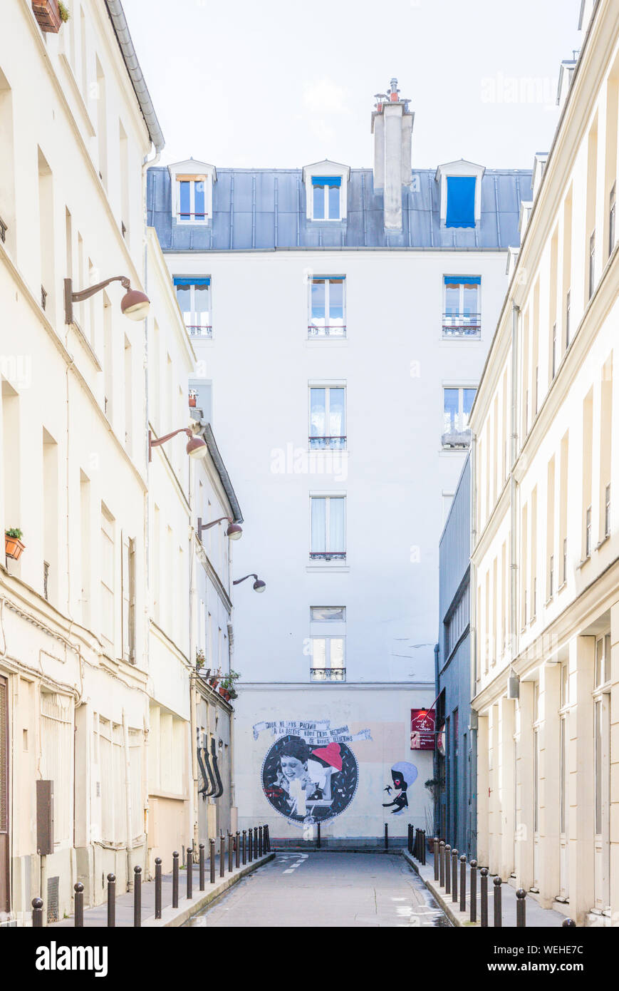 Street Scene mit Mehrfamilienhäusern und Graffiti, Paris, Frankreich Stockfoto