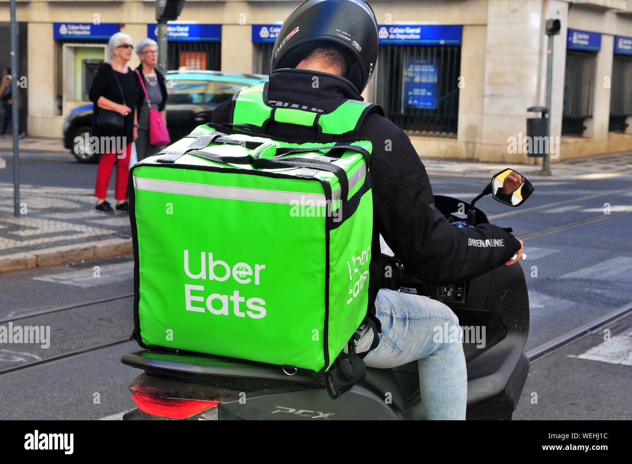 Lissabon, Portugal - 16. März: Uber isst Lieferung Kurier in der Straße von Stadtzentrum von Lissabon am 16. März 2019. Stockfoto