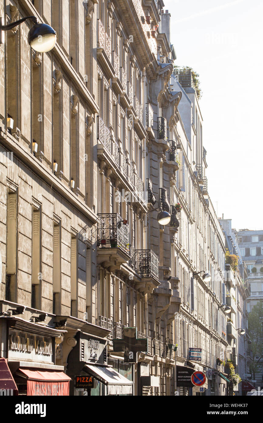 Street Scene und Mietshäuser, Paris, Frankreich Stockfoto
