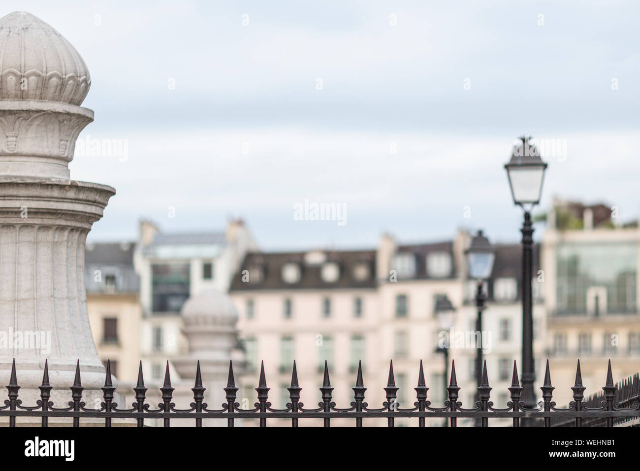 Apartment Gebäude, die über die Seine von Île de la Cité, Paris, Frankreich Stockfoto