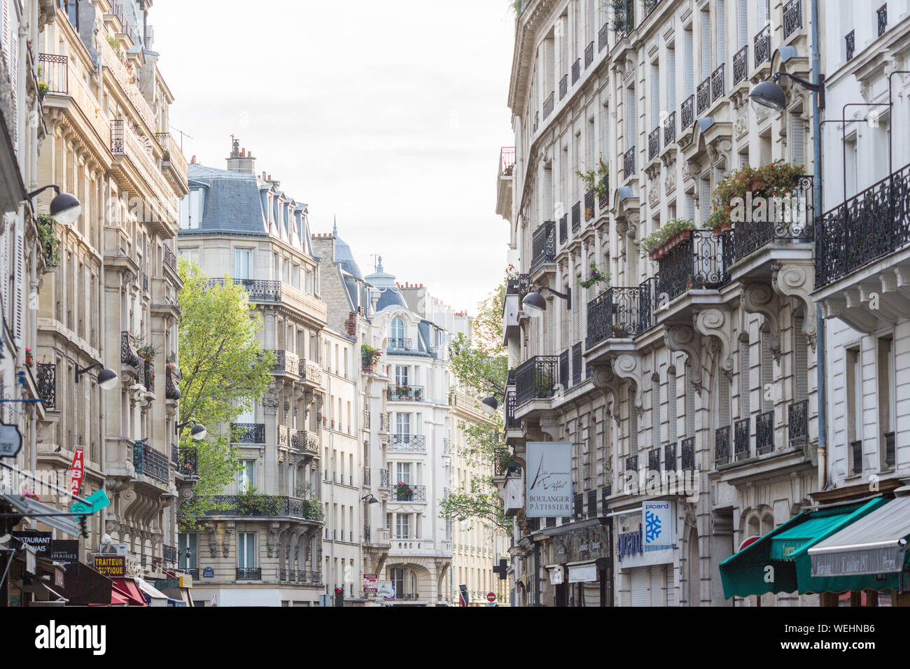 Street Scene und Mietshäuser, Paris, Frankreich Stockfoto