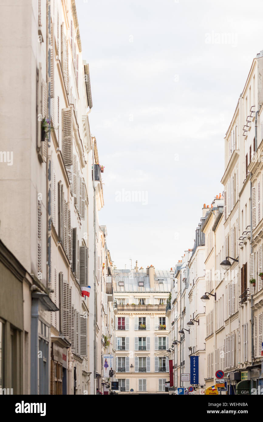 Street Scene und Mietshäuser, Paris, Frankreich Stockfoto