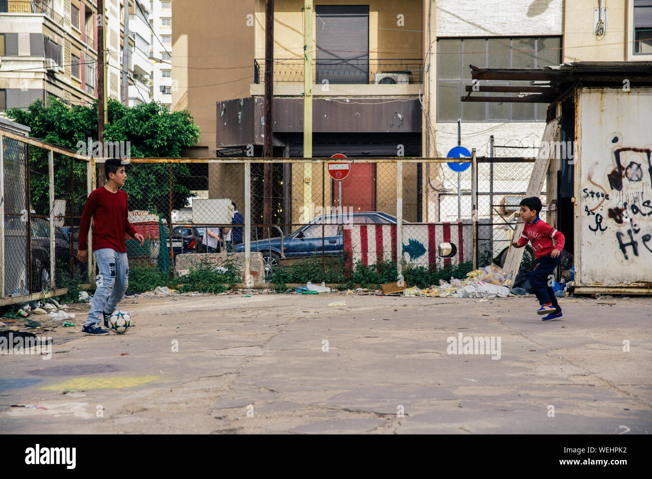 Jungen spielen Straßenfußball in Beirut. Stockfoto