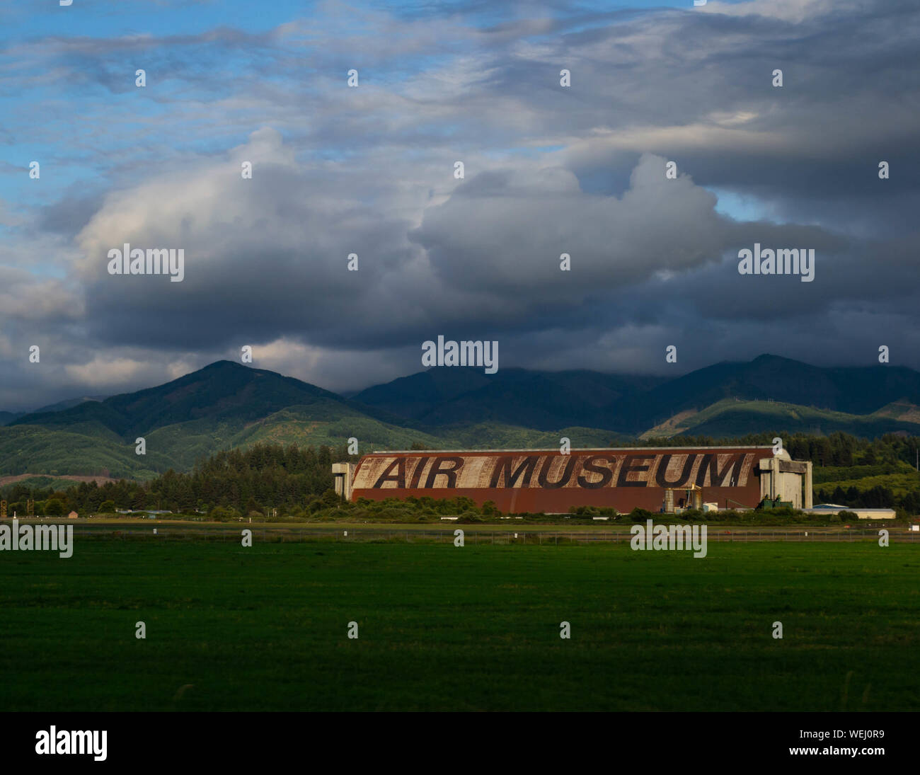 Tillamook, ODER - August, 10, 2019: dramatischer Sicht auf die Air Museum, das größte hölzerne Struktur in den Vereinigten Staaten Stockfoto