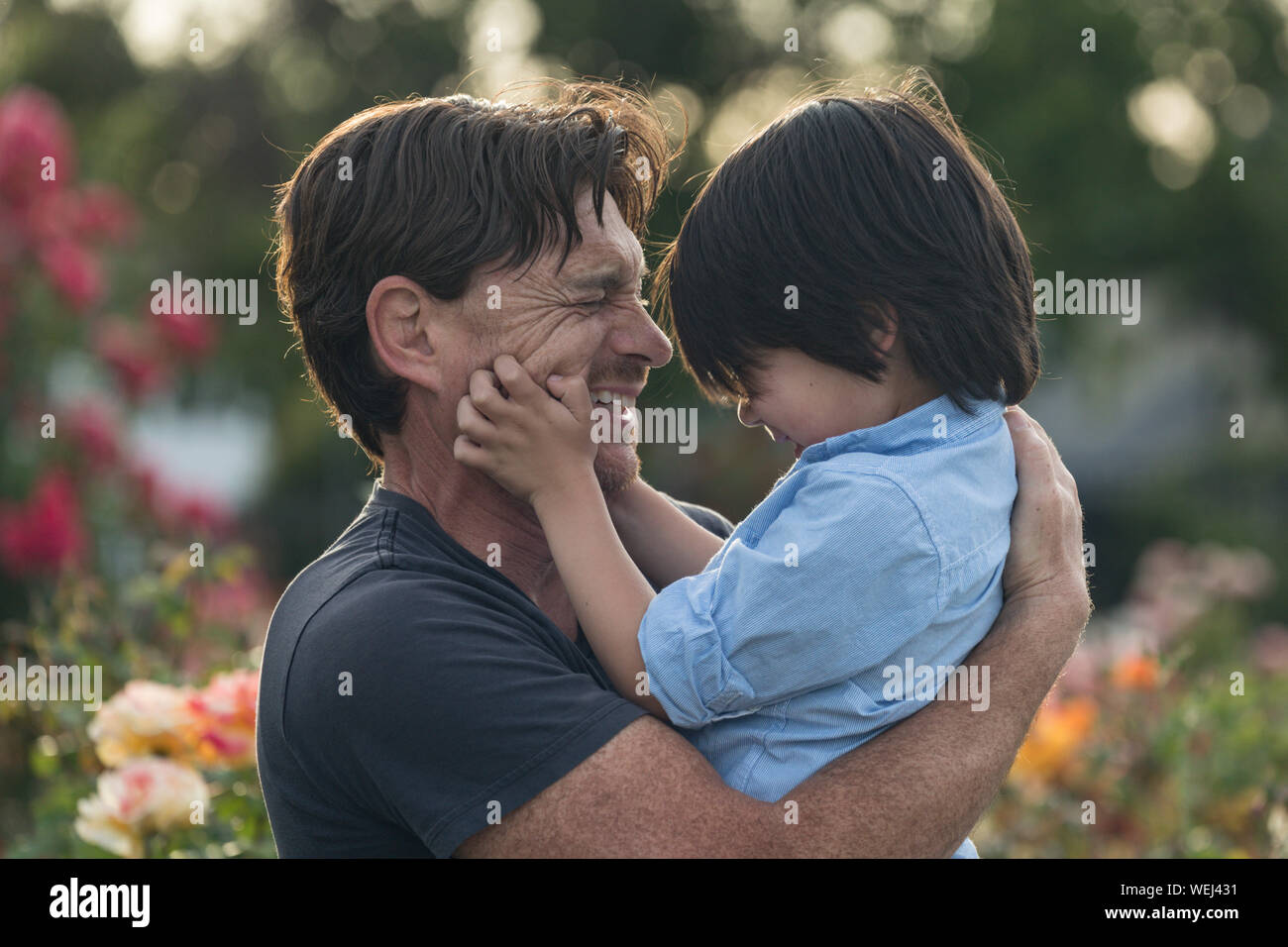 Kaukasische Vater Holding gemischt ethnischen asiatischen 5-jährigen Sohn, beide glücklich, San Jose, Kalifornien Stockfoto