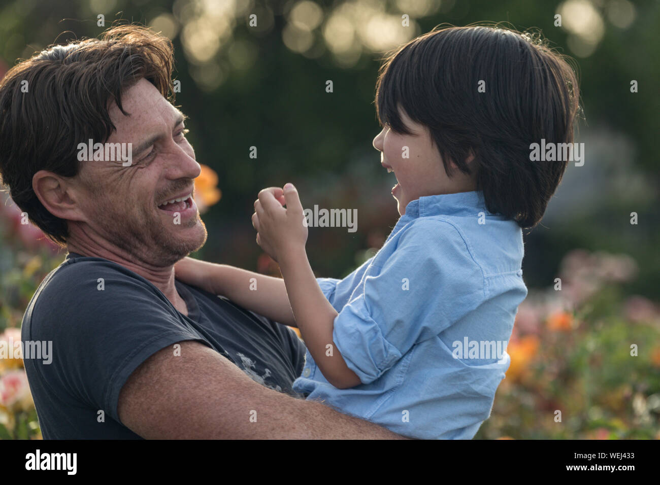 Kaukasische Vater Holding gemischt ethnischen asiatischen 5-jährigen Sohn, beide glücklich, San Jose, Kalifornien Stockfoto