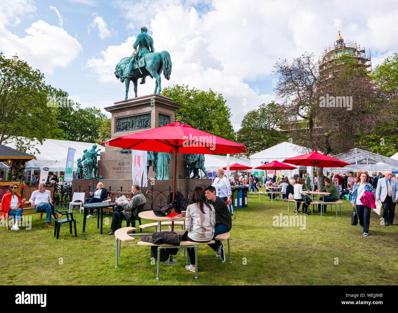 Menschen in Edinburgh International Book Festival 2019 mit Prinz Albert Statue von Sir John Edelstahl, Charlotte Square, Edinburgh, Schottland, Großbritannien Stockfoto