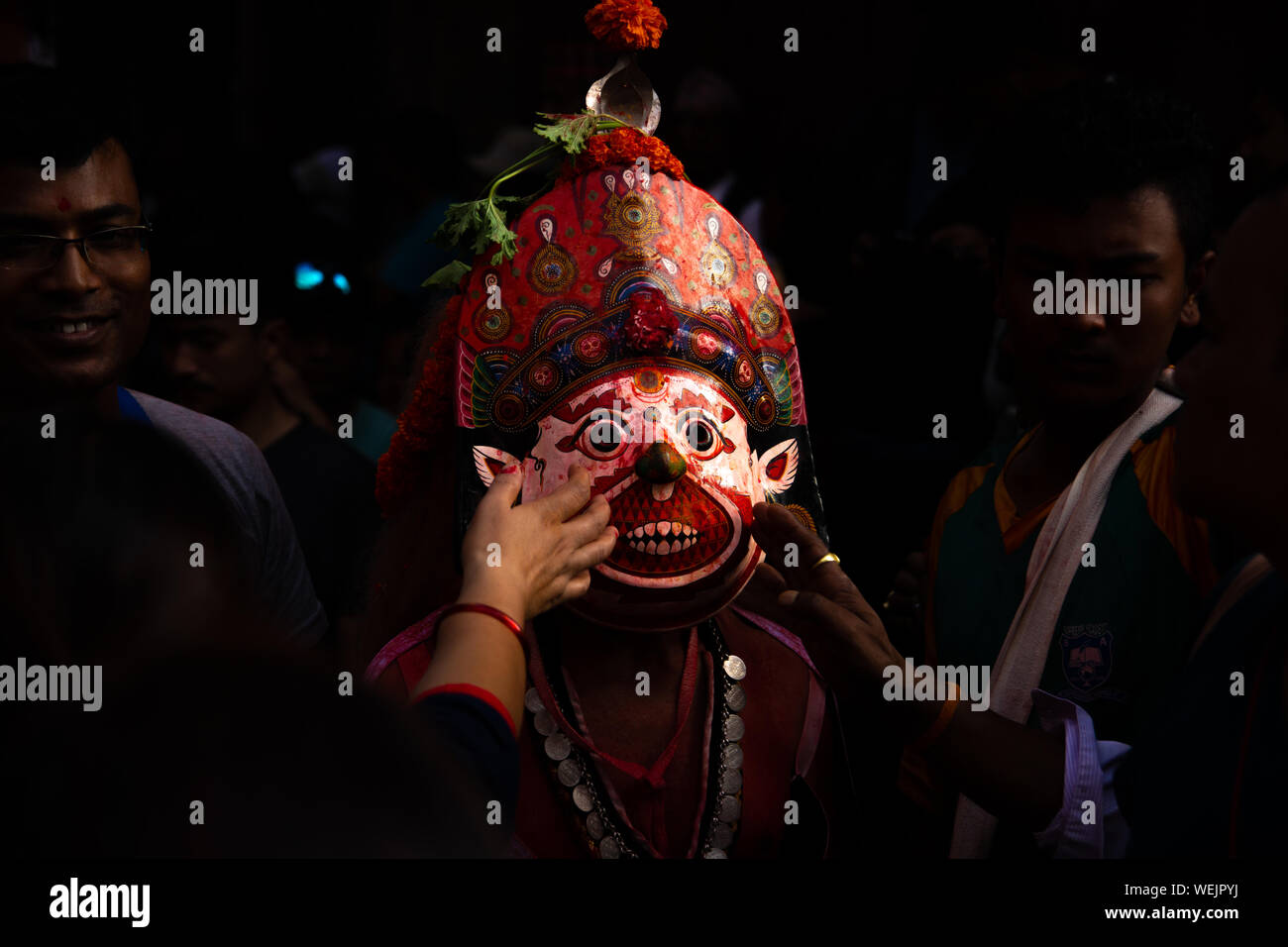 Ein traditionelles maskierten Tänzer führt in den Nil Barahi Tanz Festival an der Bode, thimi. Stockfoto