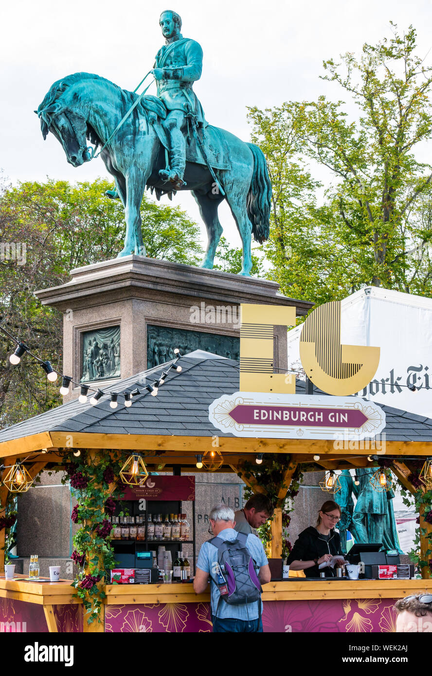 Menschen in Edinburgh Gin Bar mit Prinz Albert Statue, International Book Festival. Charlotte Square Garden, Schottland, Großbritannien Stockfoto
