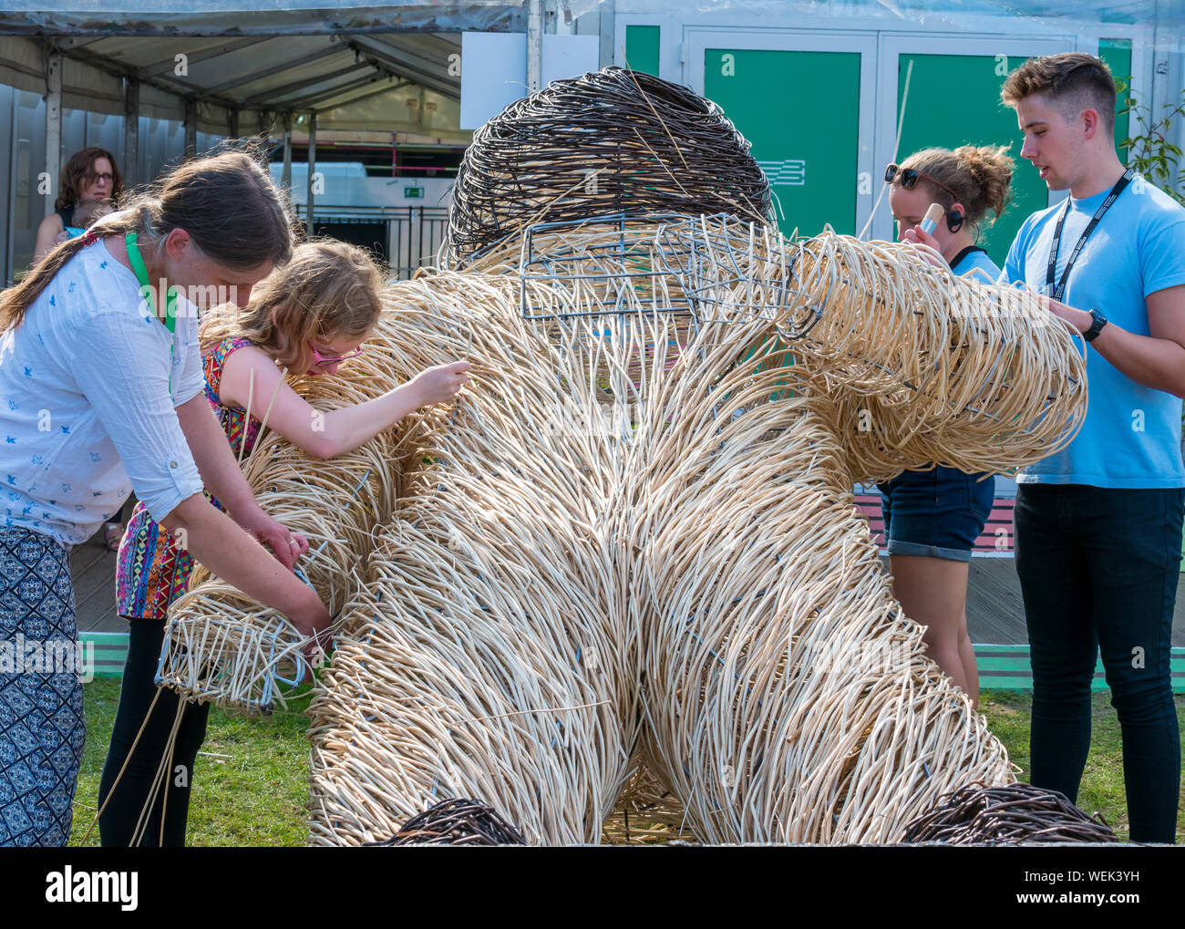 Menschen schaffen riesige gewebte Weide Astronaut Skulptur zu feiern 50. Jahrestag der Mondlandung am Edinburgh Book Festival 2019 Stockfoto