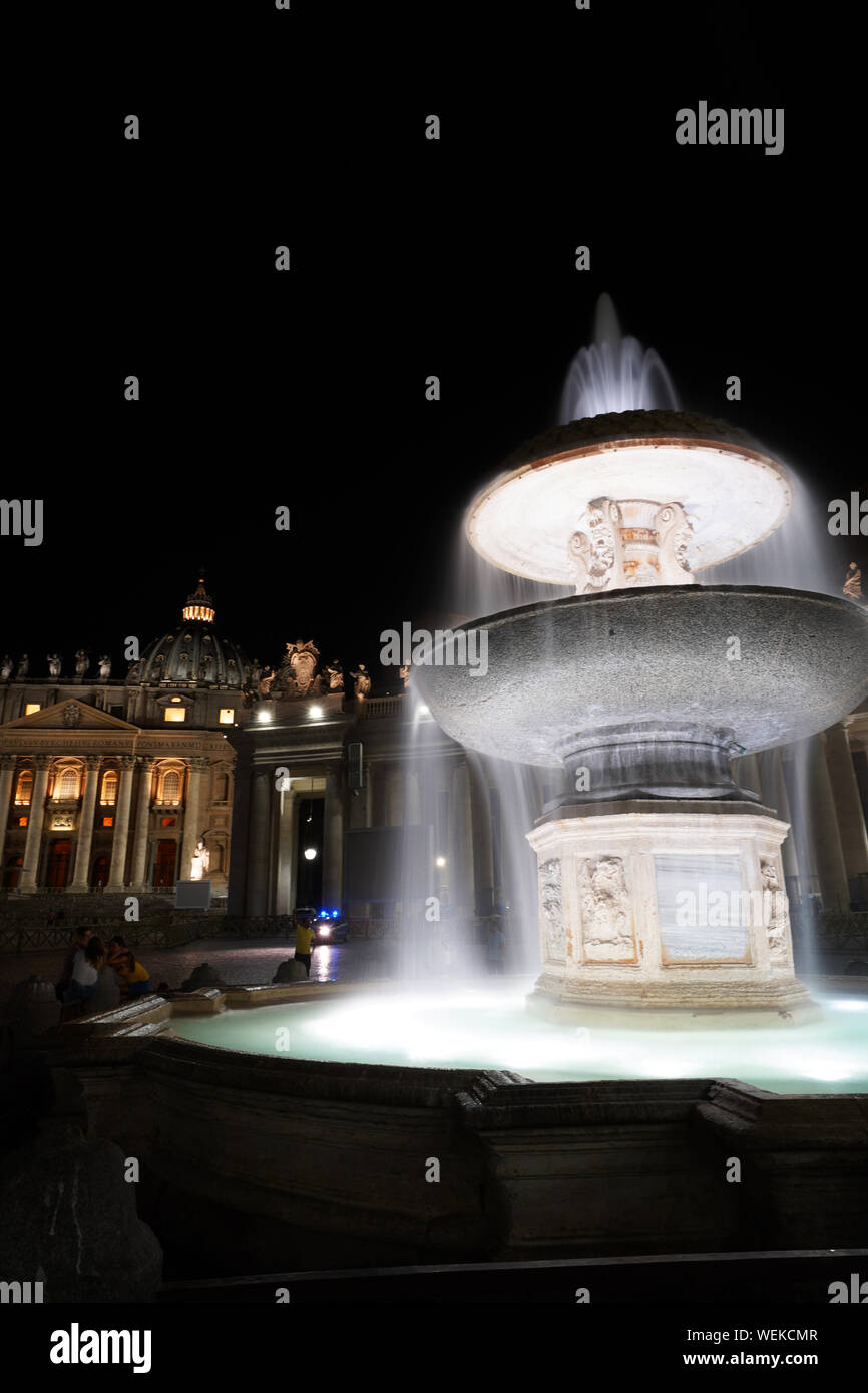 Nacht in der Basilika von St. Peter mit Brunnen, Vatikan, Rom Latium Italien Stockfoto