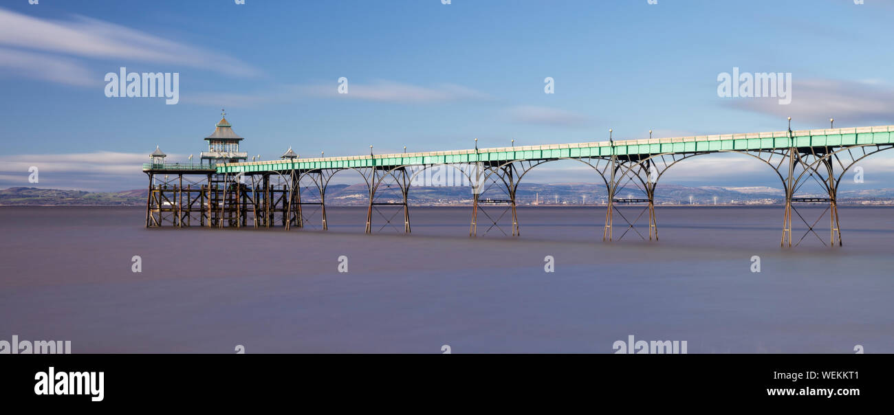 Langzeitbelichtung Panorama der viktorianischen Pier in Clevedon - von Sir John Betjeman als die schönste Pier in England beschrieben. Stockfoto