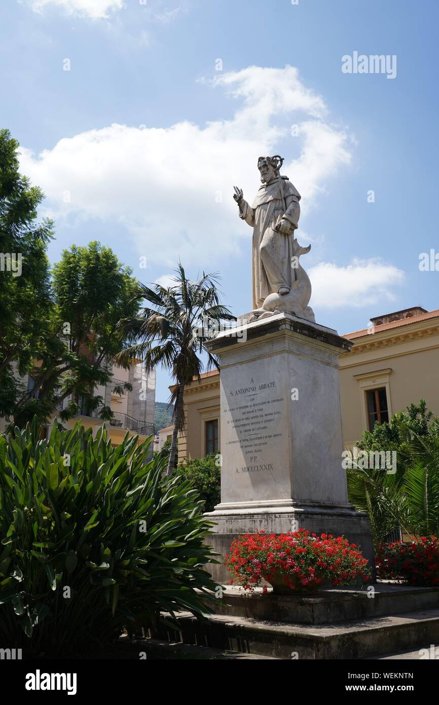 Statue des Heiligen Antonio abbate in Sorrento, Italien Stockfoto