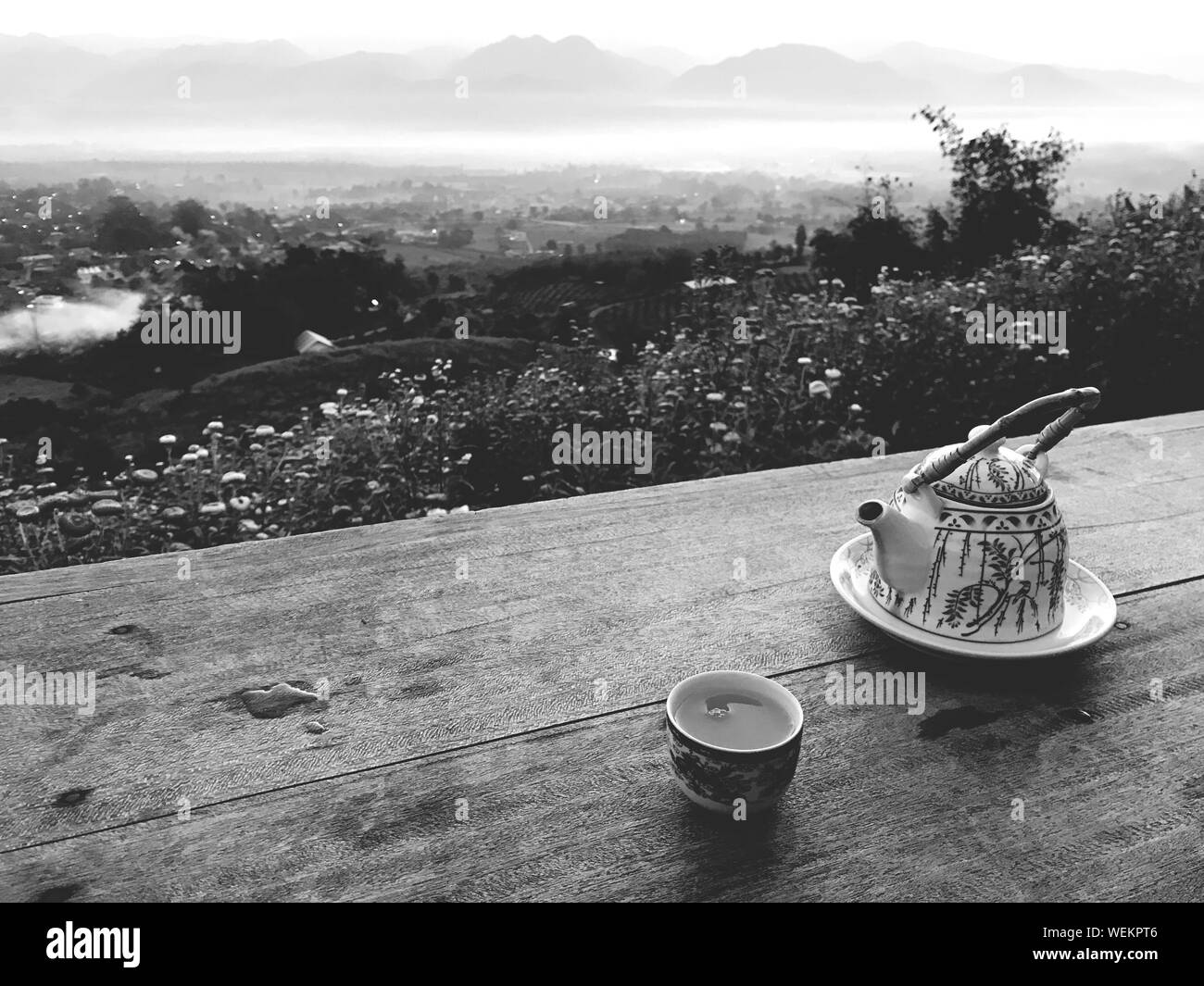 Teekanne und Kaffee auf Tisch gegen Landschaft Stockfoto