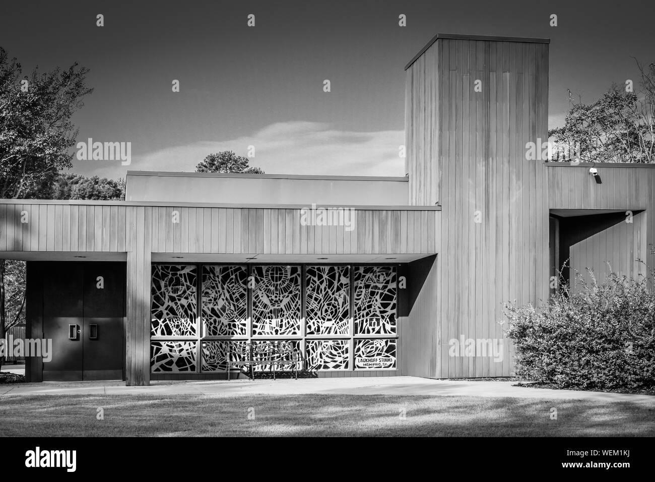 Das Äußere des modernen Gebäudes für den Elvis Presley Museum und Geburtshaus mit dem äußeren Blick durch die Glasmalerei, in Tupelo, MS, USA Stockfoto