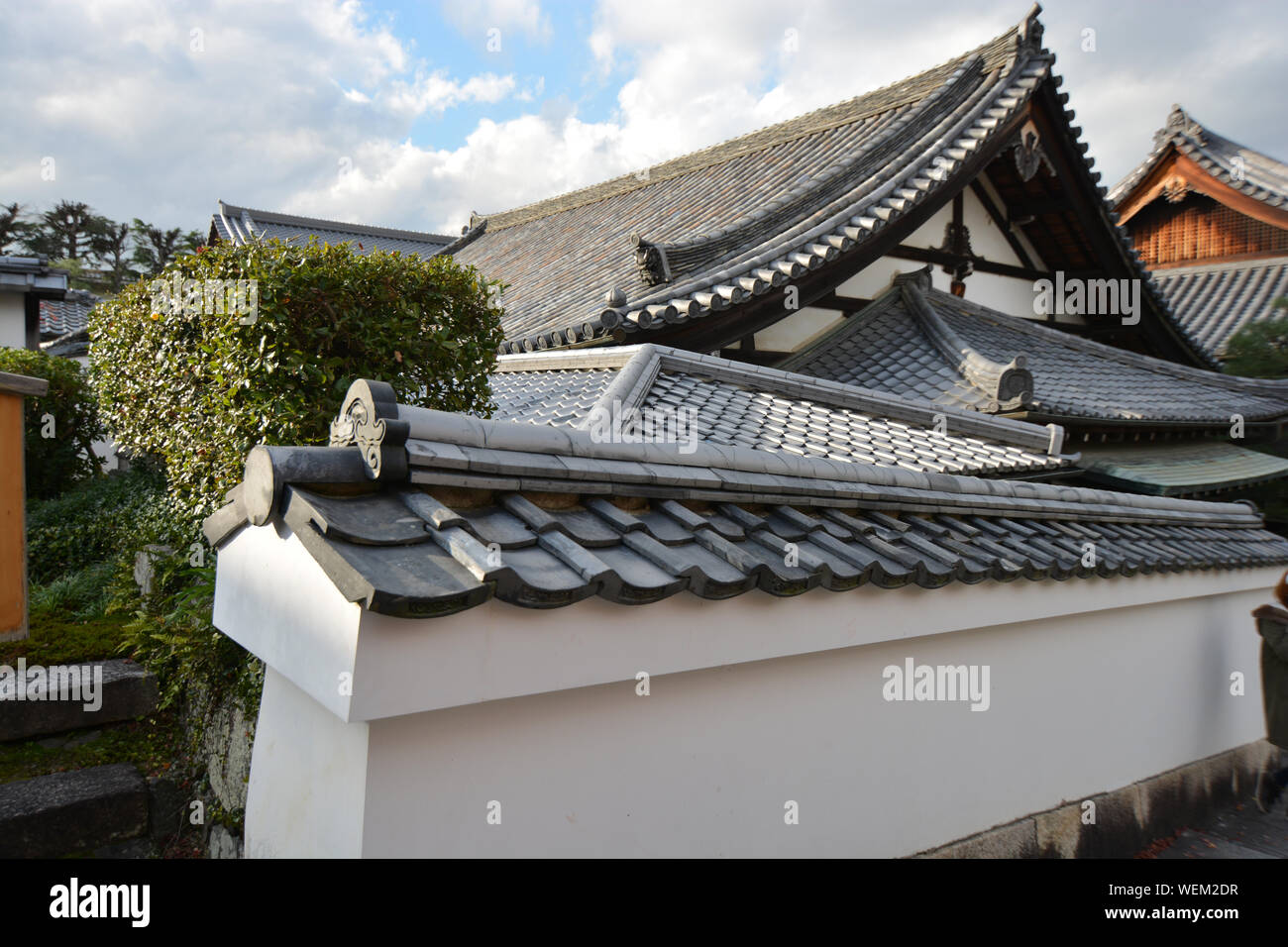 Alte japanische Dach mit historischen Materialien im Sommer Stockfoto