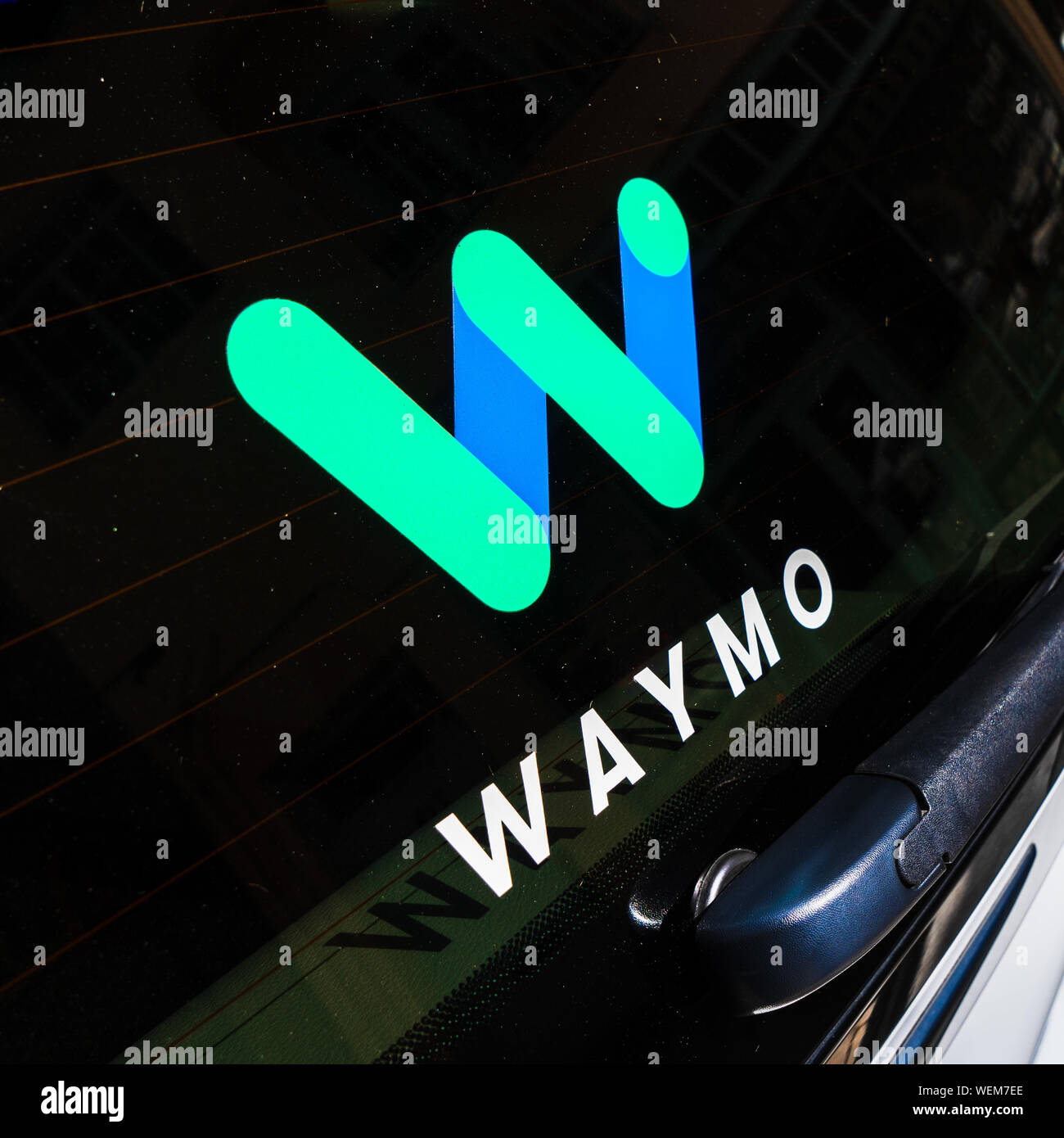 August 29, 2019 Sunnyvale/CA/USA - Nahaufnahme von Waymo Logo auf der Rückseite Glas auf einer Ihrer selbst Auto fahren, in der Prüfung in diesem Moment auf der St Stockfoto