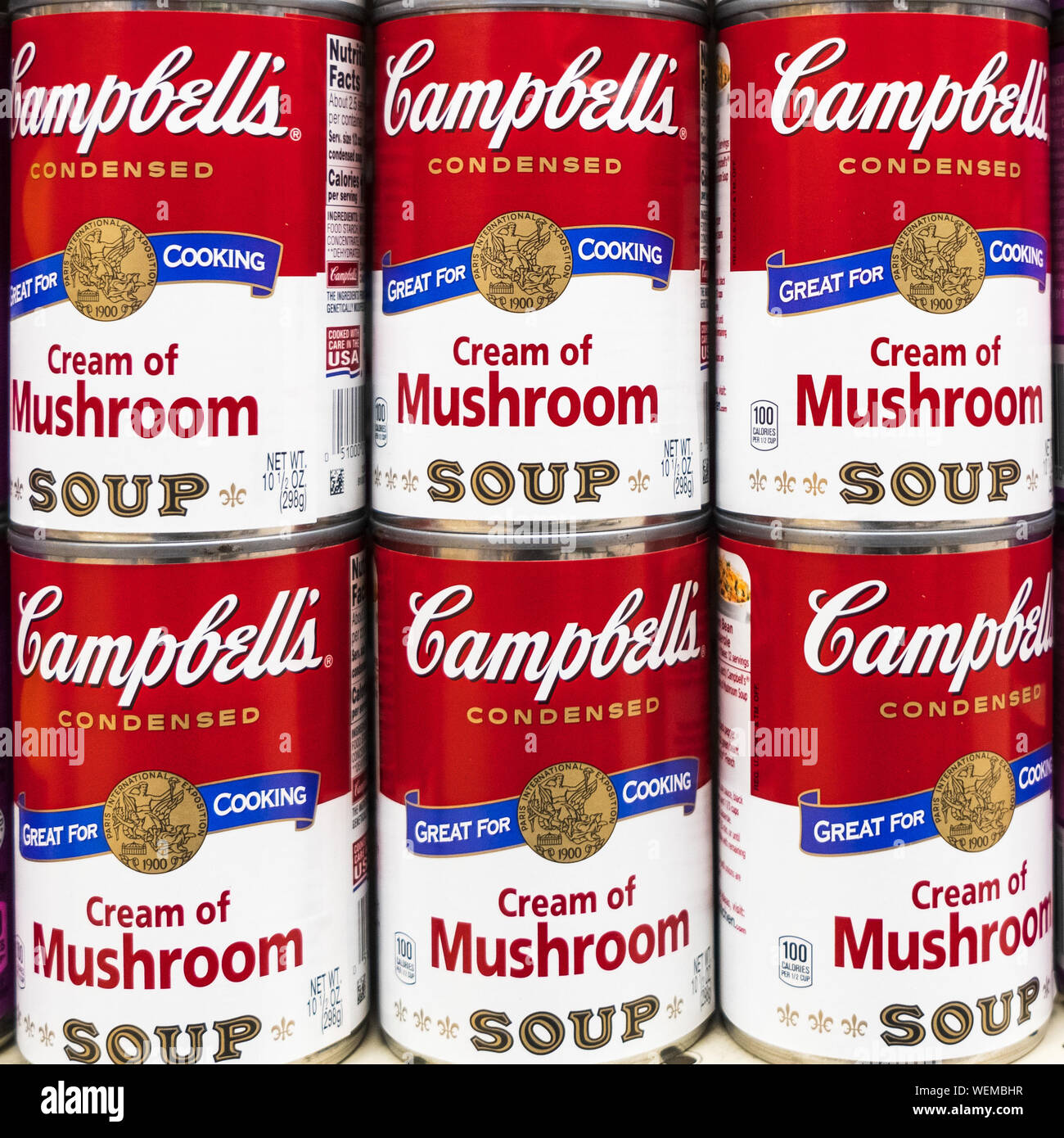 August 29, 2019 Sunnyvale/CA/USA - Nahaufnahme von blechdosen von Campbell Pilzsuppe für Verkauf in einem Supermarkt; Campbell Soup Company gegründet wurde. Stockfoto