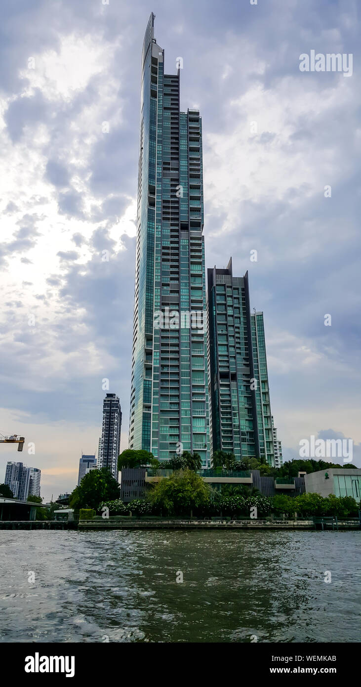 BANGKOK, THAILAND - 4. Mai 2019: Außenansicht des Flusses von Raimon Land, 258 m hohen Wolkenkratzer in Bangkok, Thailand. An den Ufern des Chao Phra Stockfoto