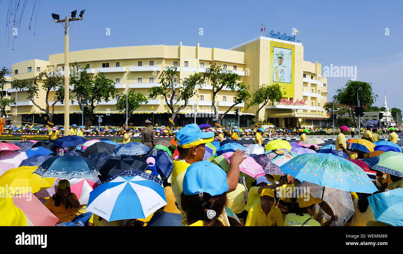 BANGKOK, THAILAND - 5. Mai 2019: Viele Menschen kommen die Krönung von König Rama X zu warten, der König von Thailand seit 2016. Stockfoto
