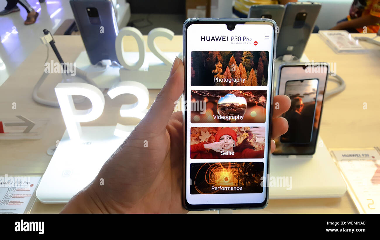 BANGKOK, THAILAND - 11. MAI 2019: Hände auf Huawei P30 Pro, die zeigen, willkommen und verfügt über Bildschirm des Smartphones im Einzelhandel shop in Bangkok, T Stockfoto