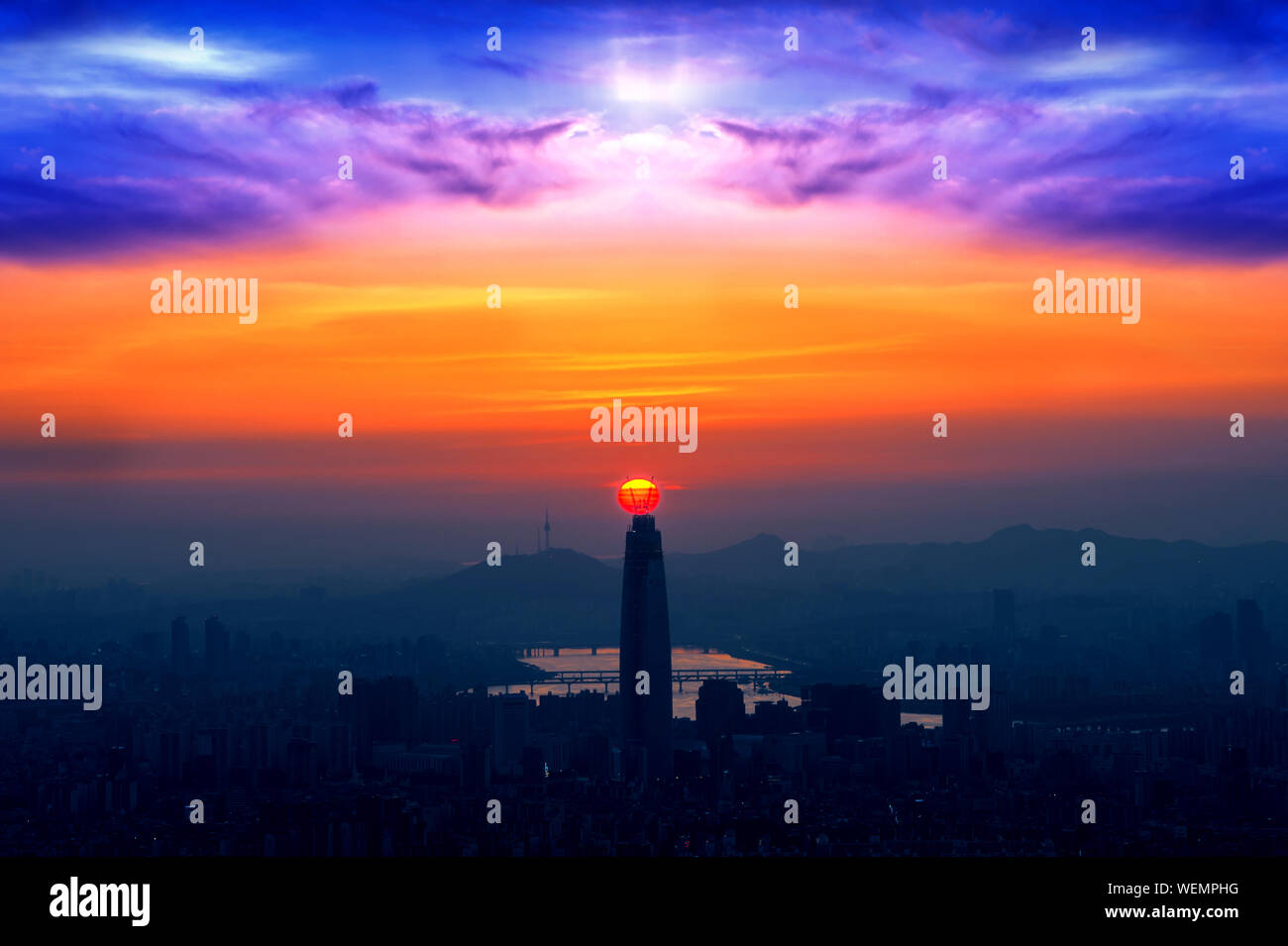 Beleuchtete Turm in der Stadt gegen den Himmel bei Sonnenuntergang Stockfoto