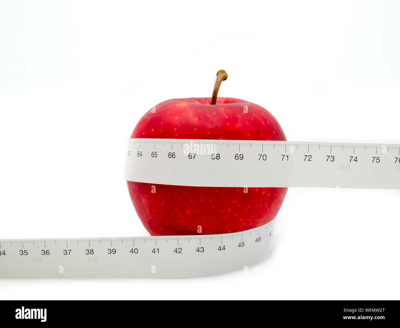 Red Apple und Maßband Zentimeter, die darstellen, Gewicht oder Diät Nahrung und Bewegung für Körper gut in Form Design Konzept isoliert auf weiß zurück reduzieren Stockfoto