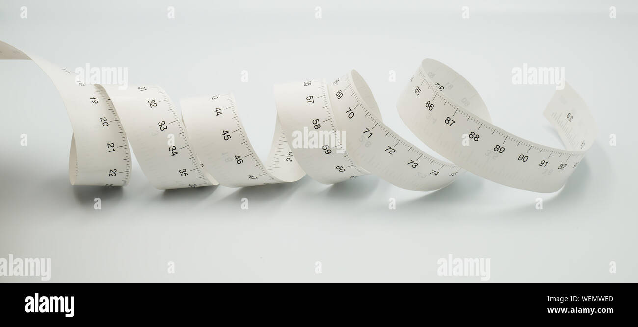 Weiß Maßband Lineal metrisch oder Diät Konzept auf weißem Hintergrund. Stockfoto