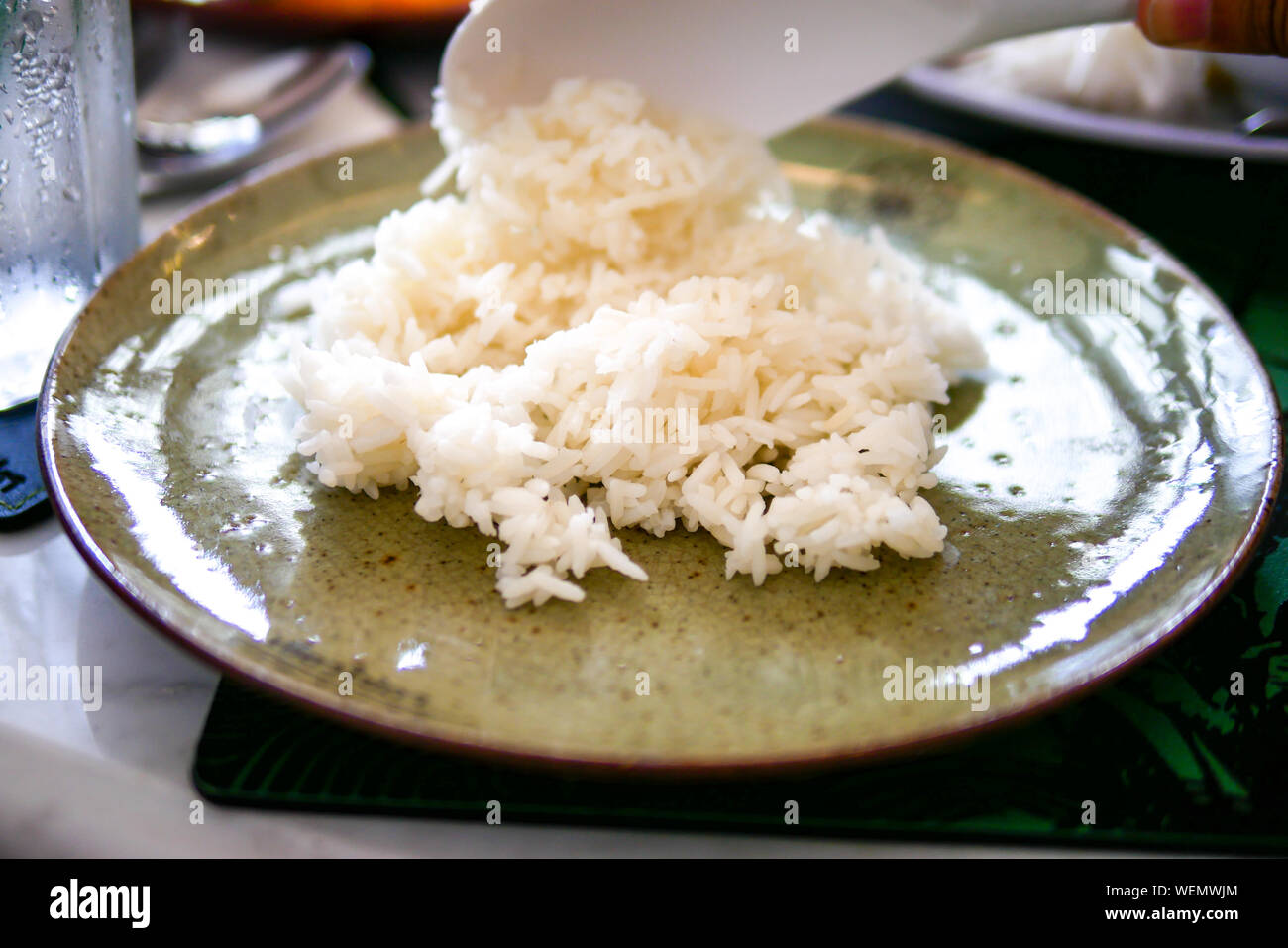 Einfach auf den traditionellen Hellgrün Teller auf marmortisch Hintergrund zubereitet Stockfoto