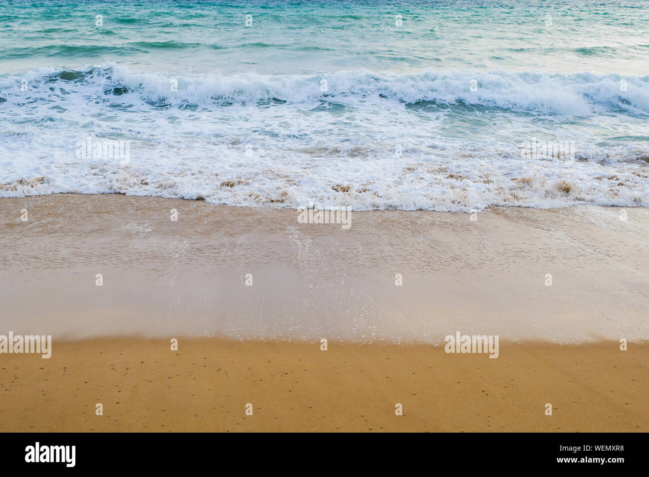 Schöner Strand Ocean Wave mit blauer Farbe Wasser des Meeres Hintergrund im Tagbetrieb Stockfoto