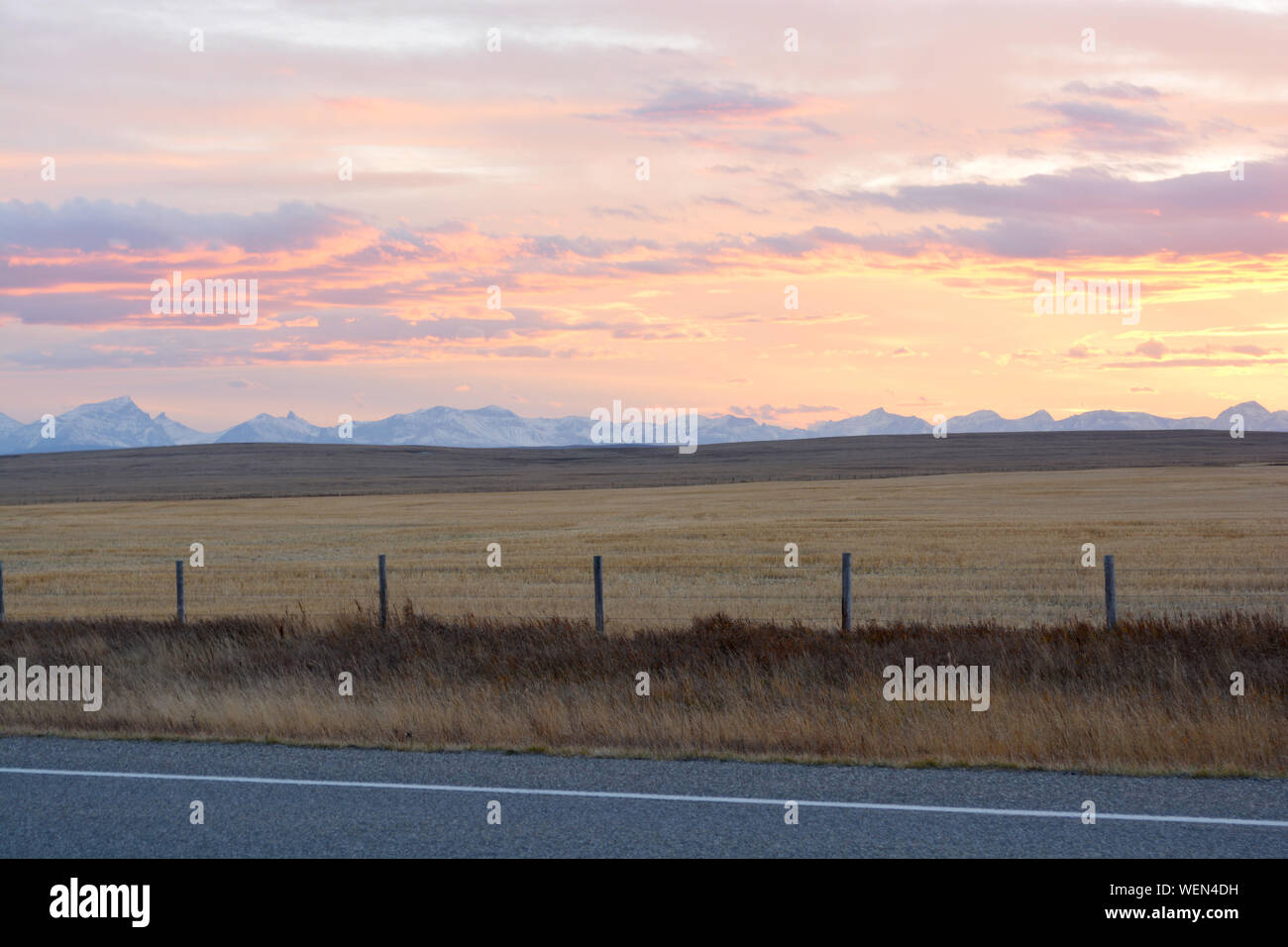 Schönen pastellfarbenen Sonnenuntergang auf Praries mit Bergen im Hintergrund Stockfoto