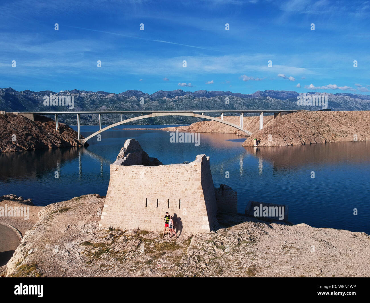 Alten Wachturm und der paški die Brücke über die Insel Pag, die Verbindung mit dem Festland (Kroatien). Stockfoto