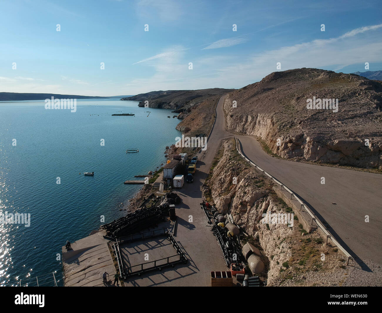 Blick von der alten Wachturm auf der Paški die Brücke über die Insel Pag, die Verbindung mit dem Festland (Kroatien). Stockfoto