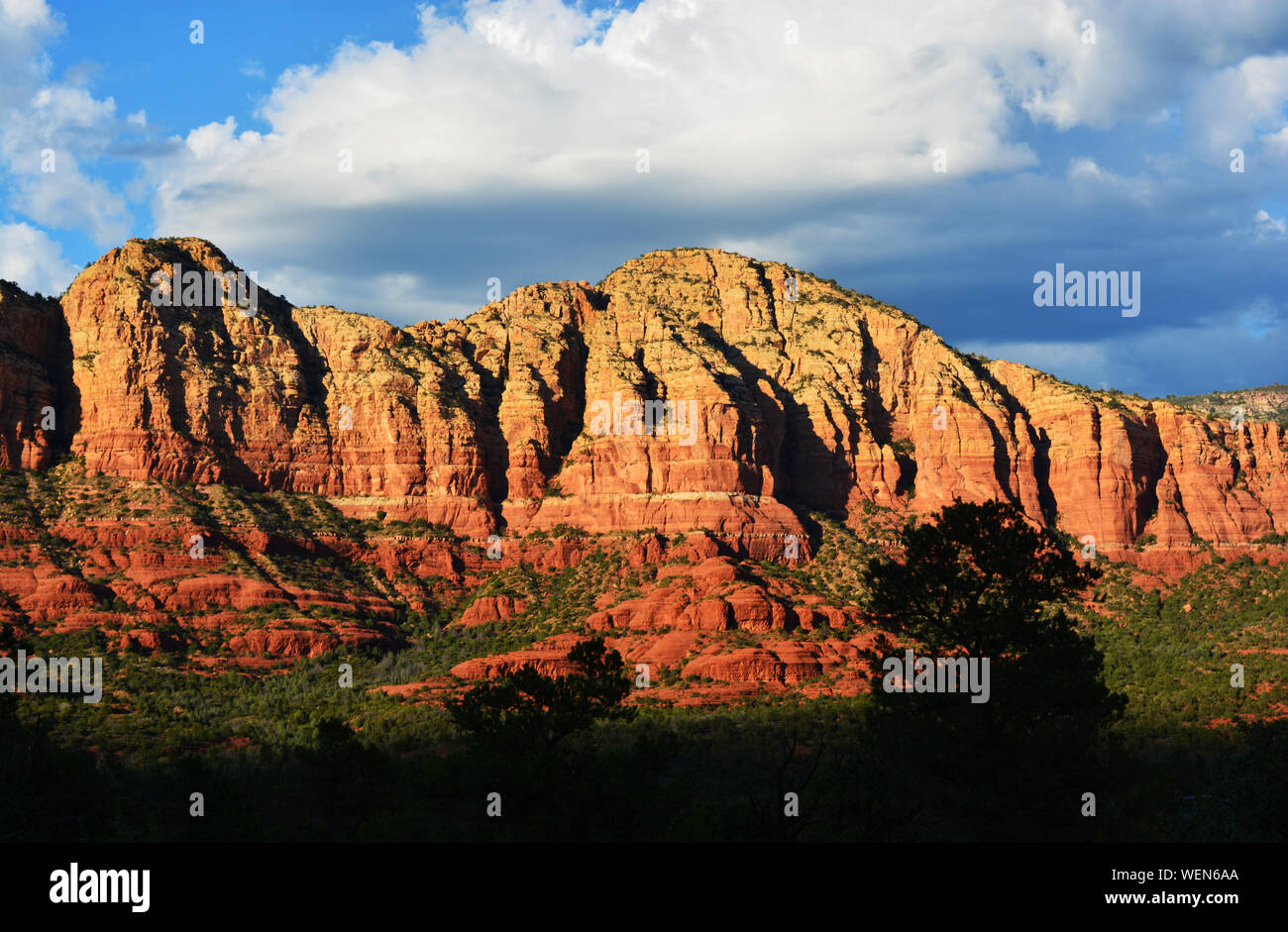 Hügel aus rotem Sandstein und Formationen von Sedona Arizona Stockfoto