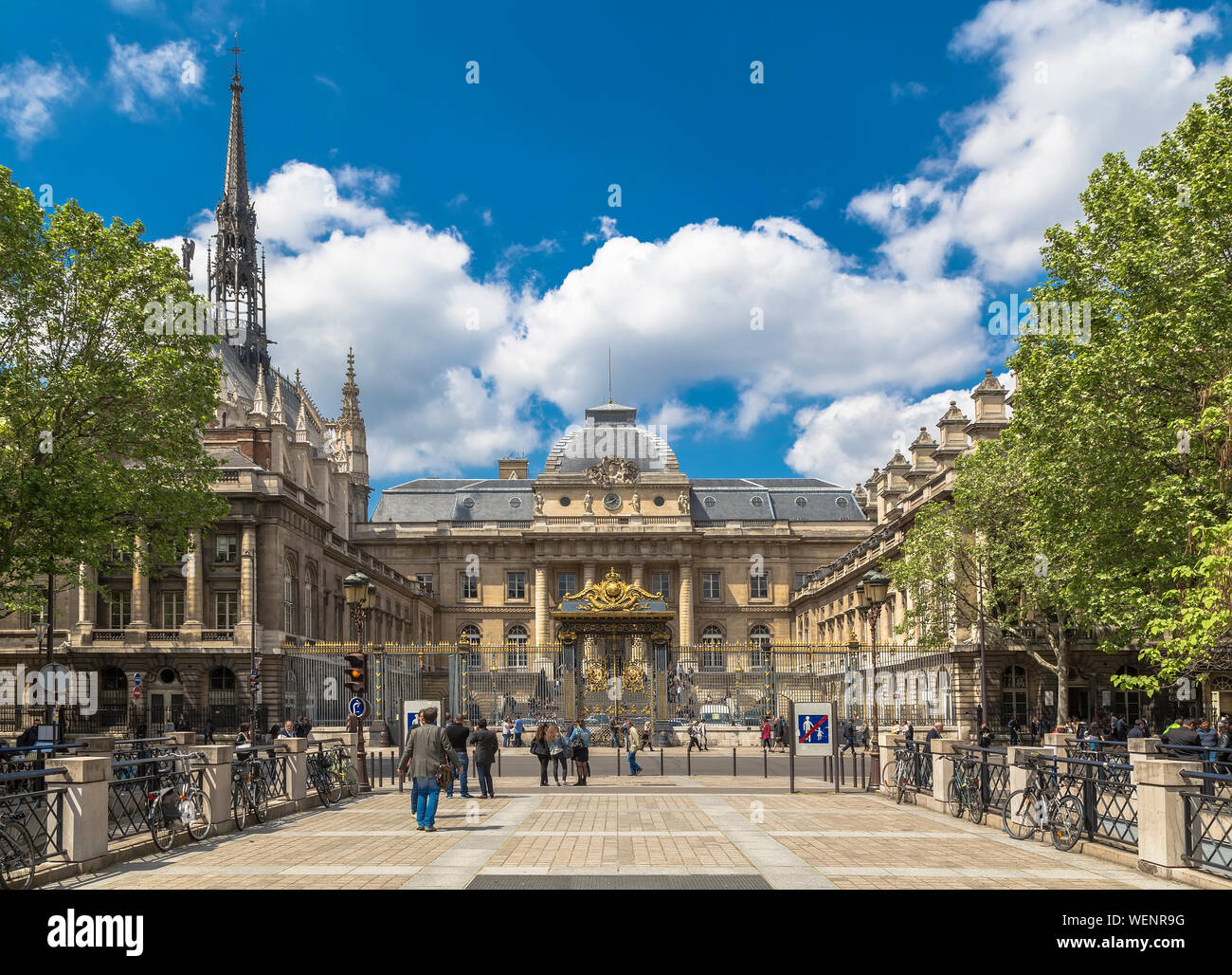 PARIS, Frankreich, 17. MAI 2016: Palast der Justiz mit einem dekorativen schmiedeeisernen Gitter Zaun vor dem Haupteingang. Paris. Frankreich Stockfoto