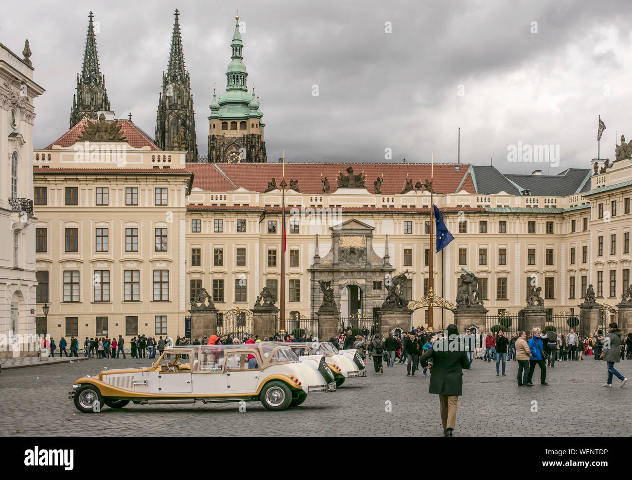 Prager Stadtzentrum mit Oldtimern Stockfoto