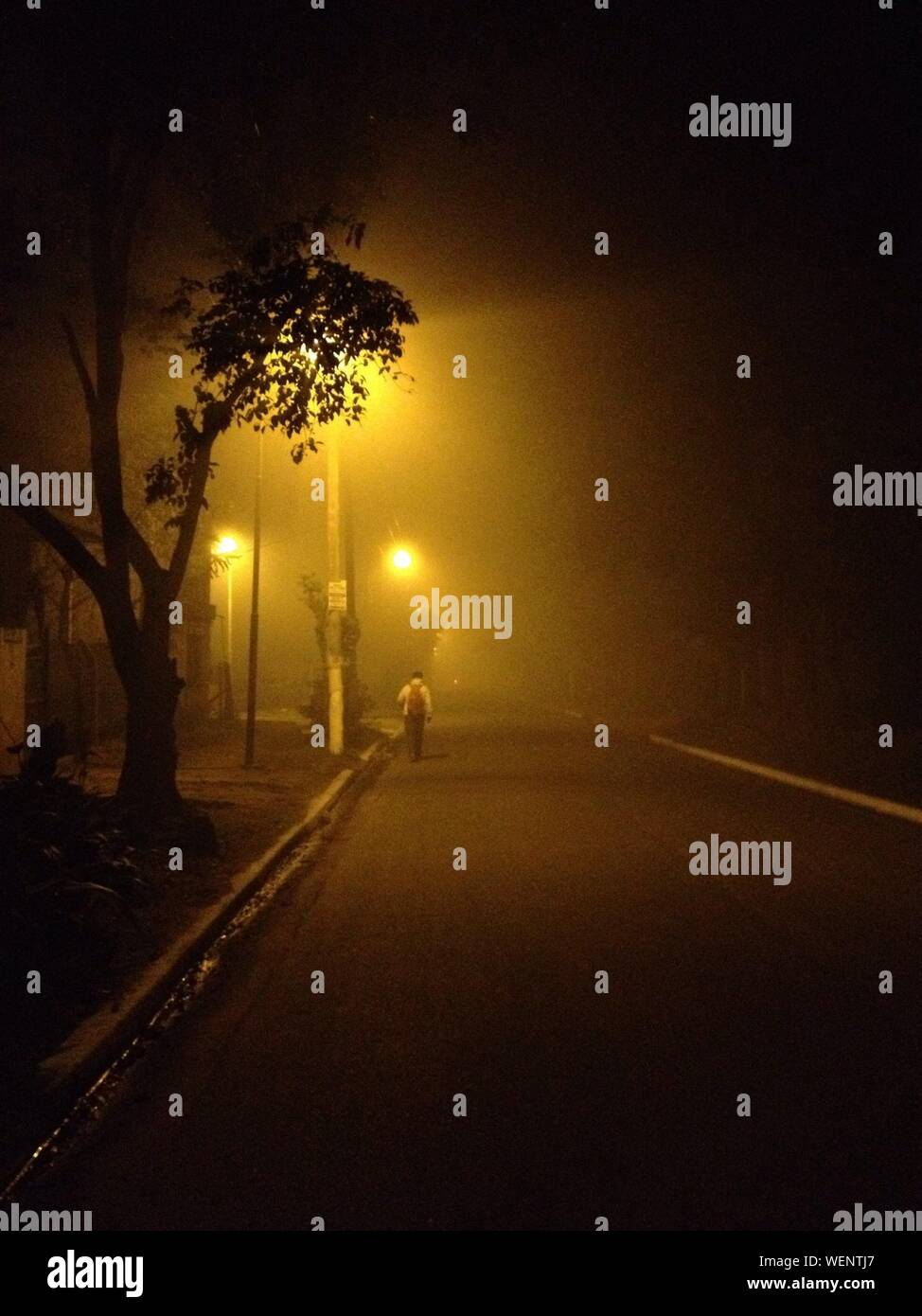 Leere Strasse Bei Nacht Nebel Stockfotos Und Bilder Kaufen Alamy