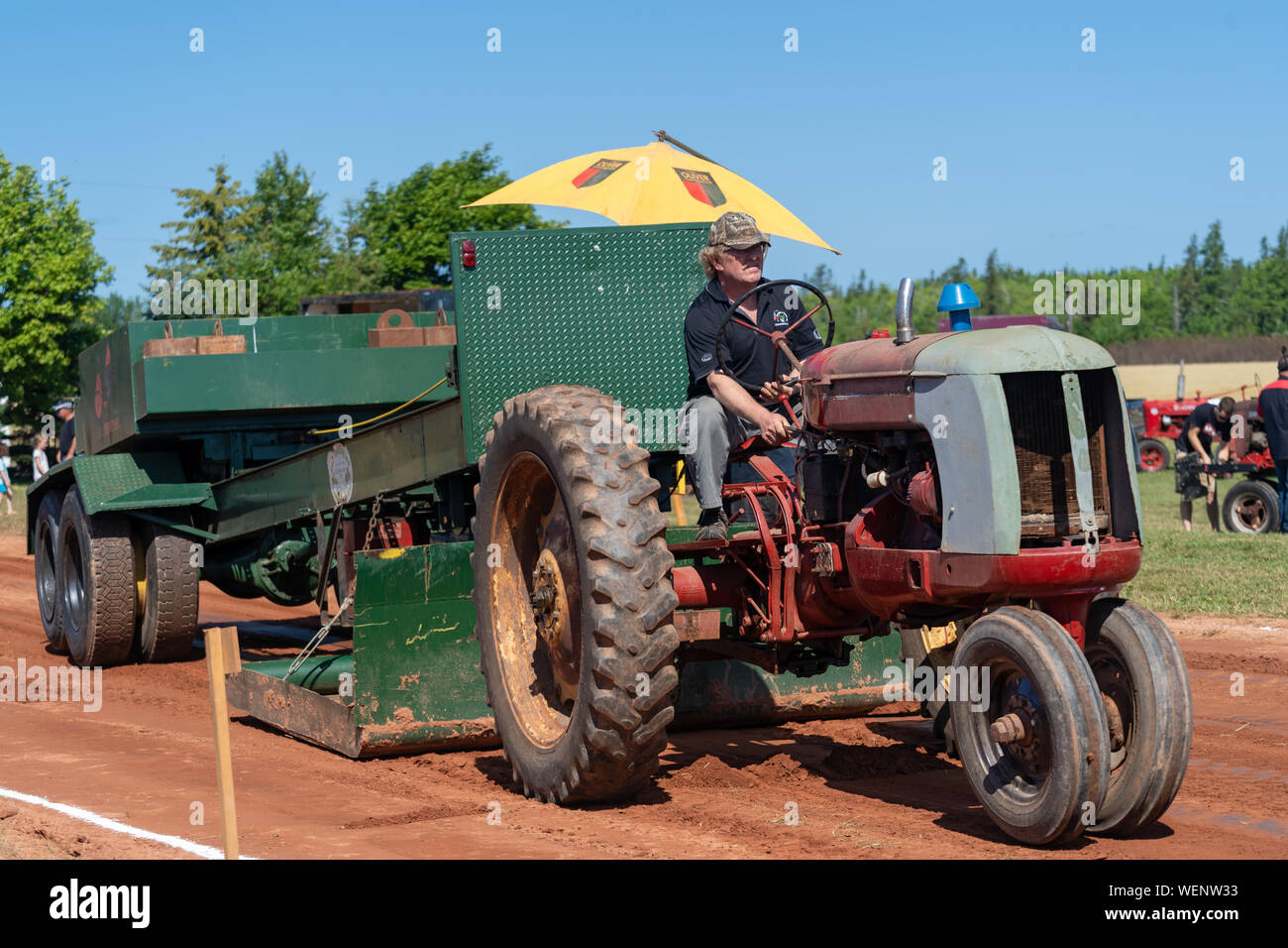 Dundas, Prince Edward Island - Kanada - August, 25, 2019: Wettbewerber mit ihren Traktoren schleppen eine gewichtete Schlitten in der jährlichen Traktor ziehen competito Stockfoto