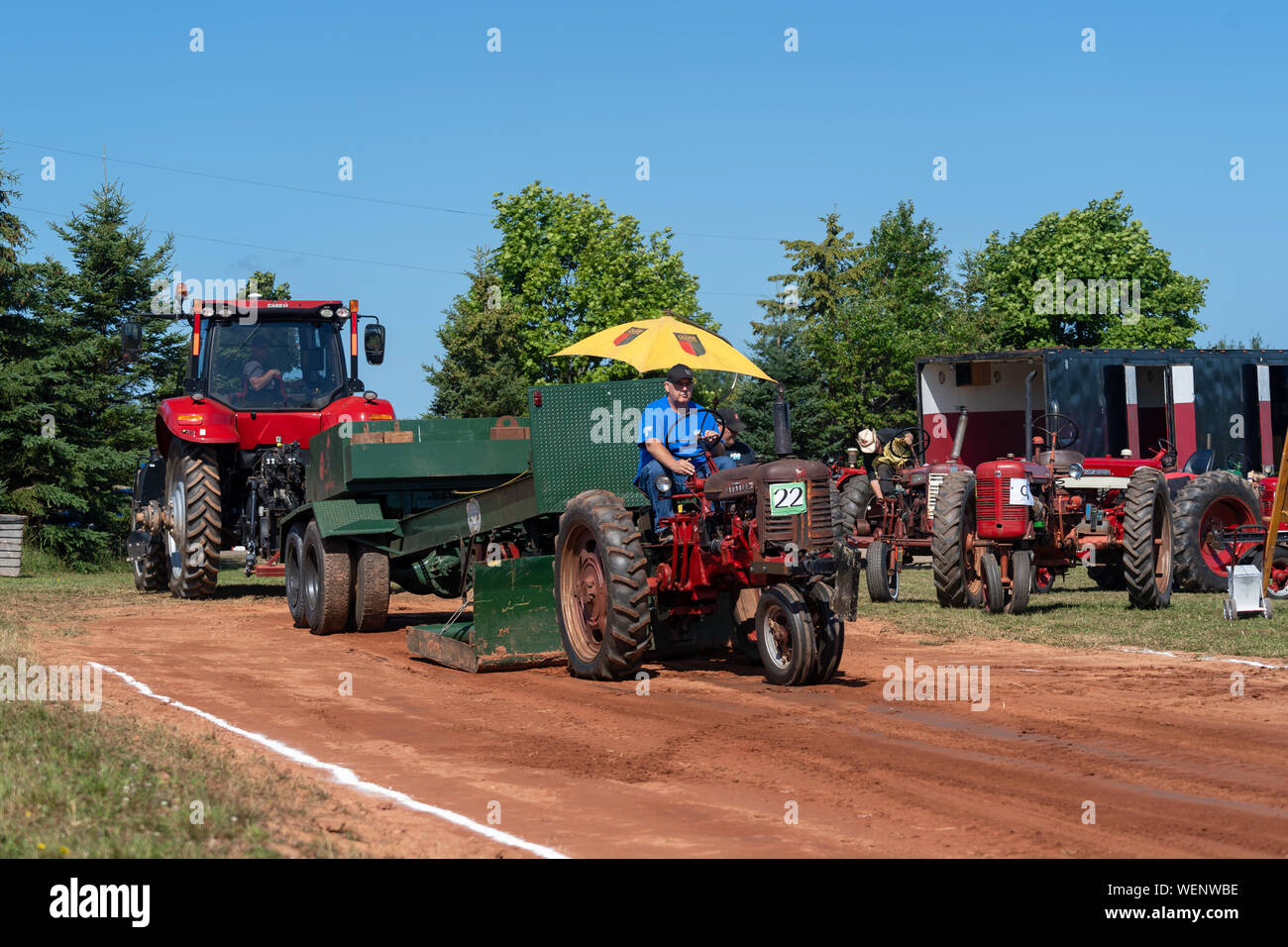 Dundas, Prince Edward Island - Kanada - August, 25, 2019: Wettbewerber mit ihren Traktoren schleppen eine gewichtete Schlitten in der jährlichen Traktor ziehen competito Stockfoto