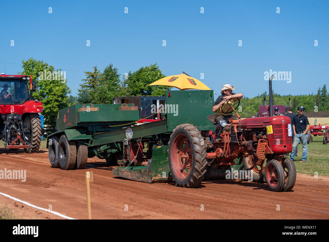 Dundas, Prince Edward Island - Kanada - August, 25, 2019: Wettbewerber mit ihren Traktoren schleppen eine gewichtete Schlitten in der jährlichen Traktor ziehen competito Stockfoto
