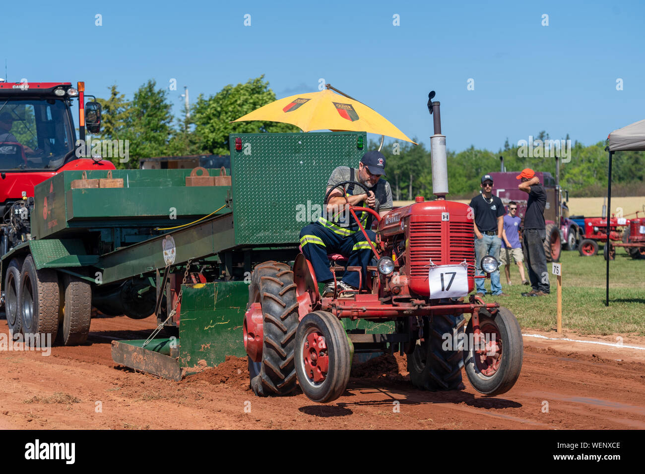 Dundas, Prince Edward Island - Kanada - August, 25, 2019: Wettbewerber mit ihren Traktoren schleppen eine gewichtete Schlitten in der jährlichen Traktor ziehen competito Stockfoto