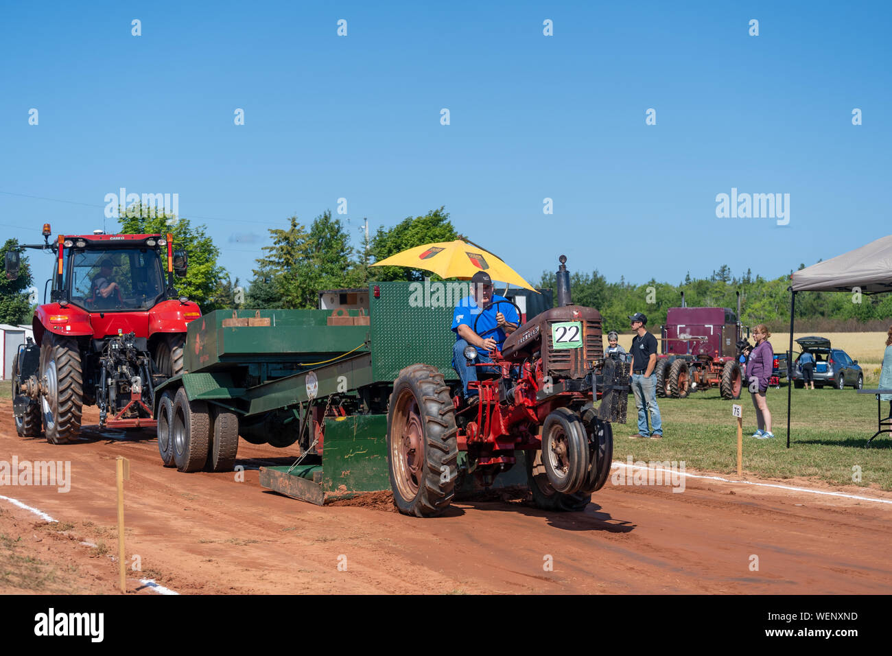 Dundas, Prince Edward Island - Kanada - August, 25, 2019: Wettbewerber mit ihren Traktoren schleppen eine gewichtete Schlitten in der jährlichen Traktor ziehen competito Stockfoto