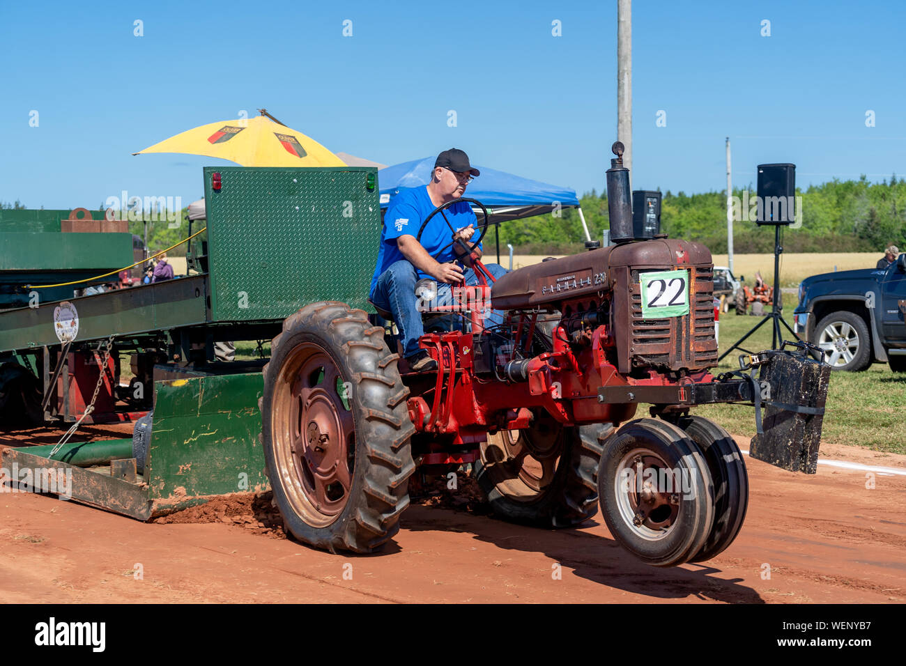 Dundas, Prince Edward Island - Kanada - August, 25, 2019: Wettbewerber mit ihren Traktoren schleppen eine gewichtete Schlitten in der jährlichen Traktor ziehen competito Stockfoto