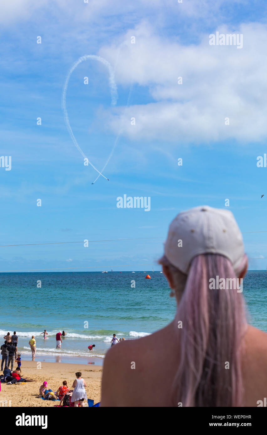 Bournemouth, UK. 30. August 2019. Die Blades Aerobatic Display Team verlassen ein Herz Nachricht an Beachgoers, wie Massen Herde zu sehen Bournemouth Air Festival. Credit: Carolyn Jenkins/Alamy leben Nachrichten Stockfoto