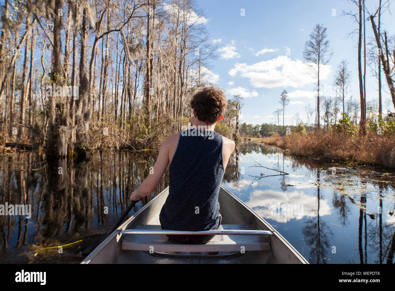 Jugendlicher Kanu in den Okefenokee swamp Stockfoto