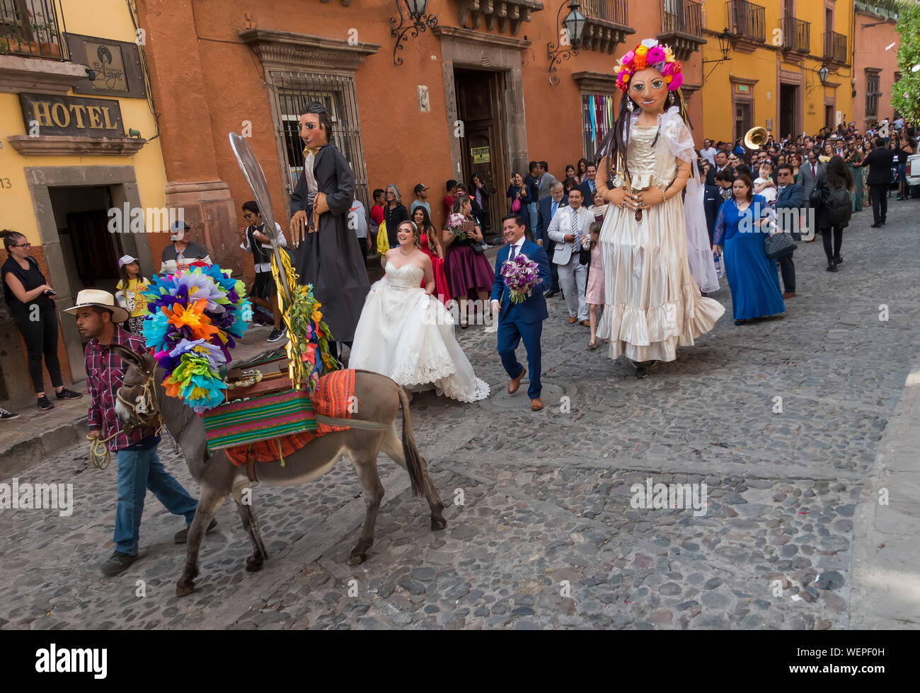 Hochzeitsparade in San Miguel de Allende, Mexiko Stockfoto