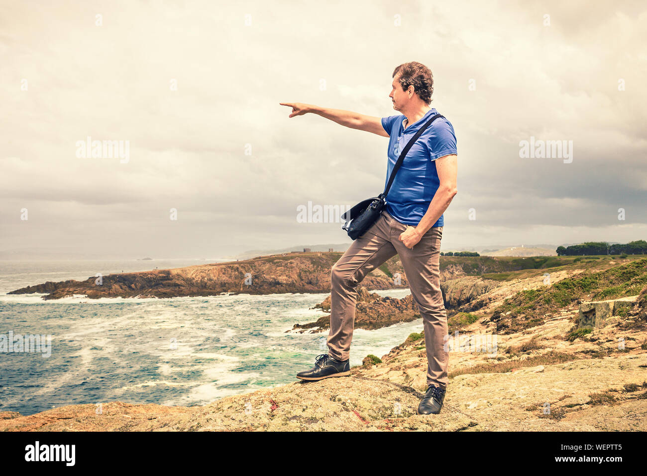 Mann in Freizeitkleidung neben dem Meer zum Horizont hin Stockfoto