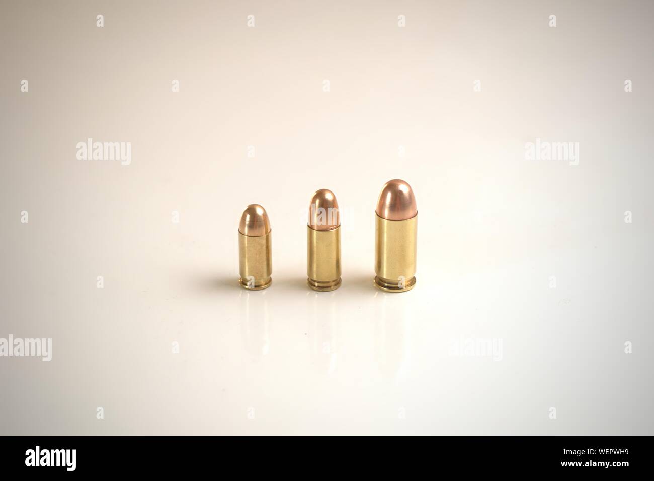 Drei Kugeln verschiedener Kaliber auf eine weiße Fläche. Von links nach rechts: .380 Auto FMJ 9 x 19 mm FMJ .45 Auto FMJ links Stockfoto Drei Kugeln verschiedener Kaliber auf eine weiße Fläche. Von links nach rechts: .380 Auto FMJ 9 x 19 mm FMJ .45 Auto FMJ links Stockfoto
